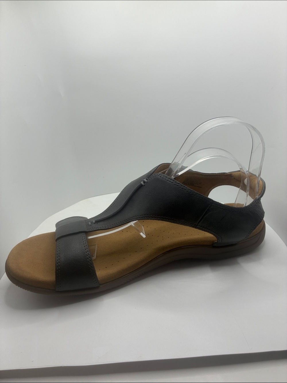 TAOS WOMANS SANDAL/ BREATHABLE 
OUTSIDE FLEX DURABLE RUBBER/ LEATHER 
SIZE10